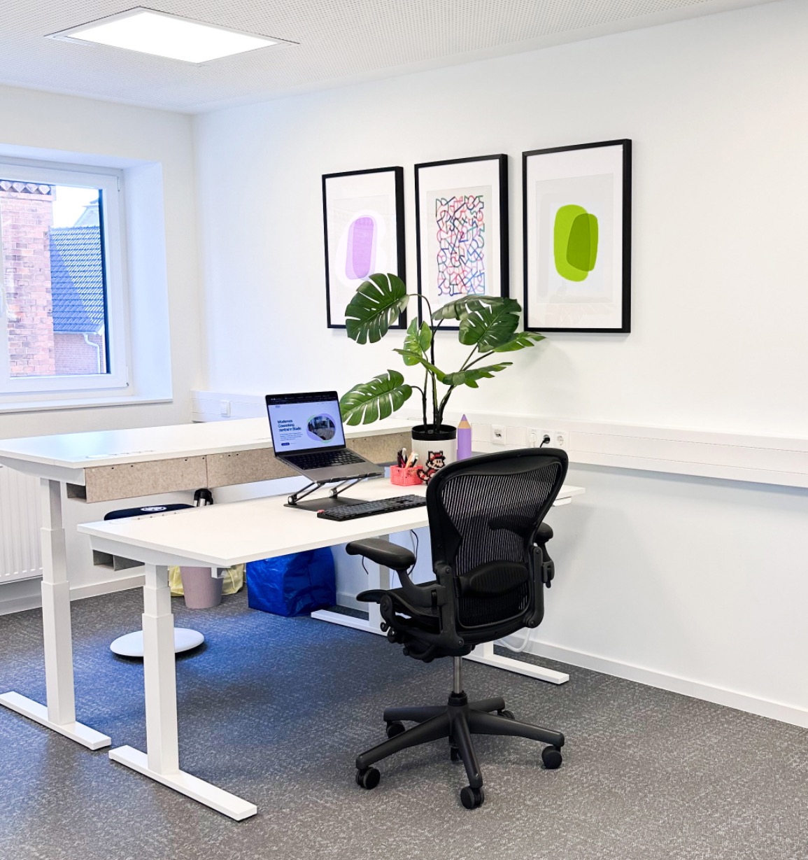 Offener Bürobereich mit mehreren Schreibtischen